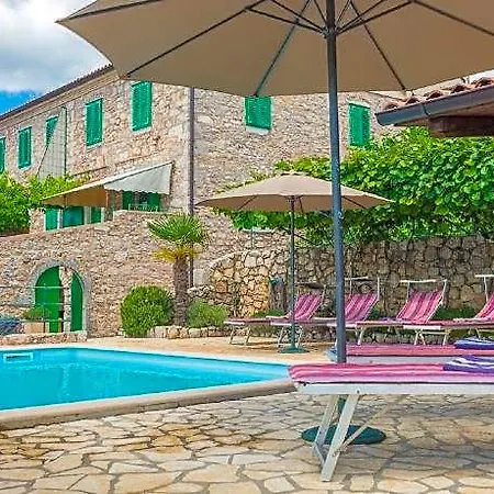 Vila In With Scenic Terrace