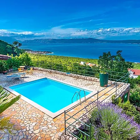 In With Scenic Terrace Vila *
