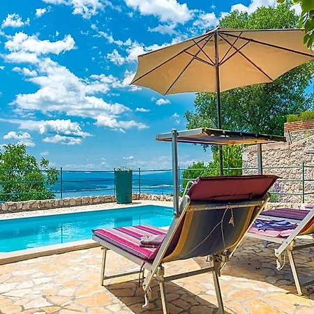 In With Scenic Terrace Vila *