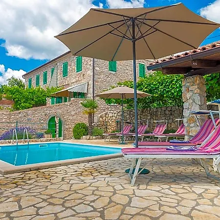 In With Scenic Terrace Vilă